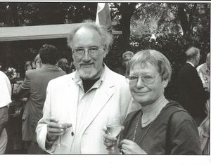 Jan van der Vegt met Engelien Boeser bij een tuinfeest van Uitgeverij de Prom, Baarn 2001